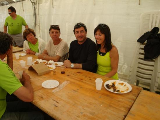 Jean Paul (centre) et le Staff !