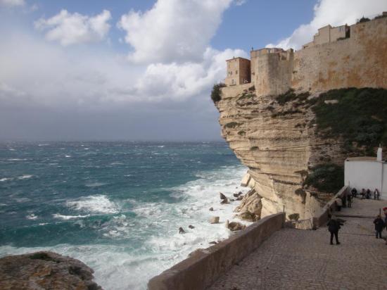 Au pied des Falaises, les Embruns..