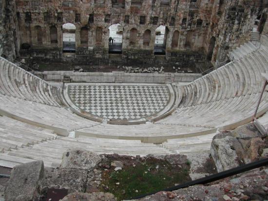 L'odéon d'Hérode Atticus, du nom d'un mécène grec